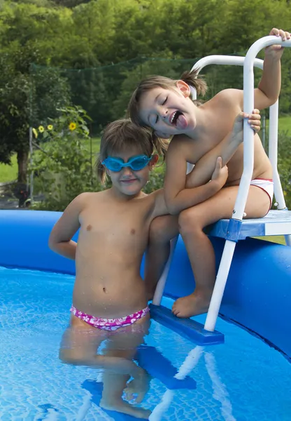 Meninas na piscina — Fotografia de Stock