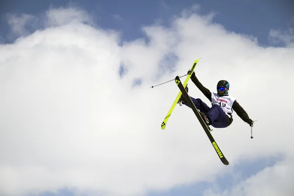 Akrobatický lyžař — Stock fotografie