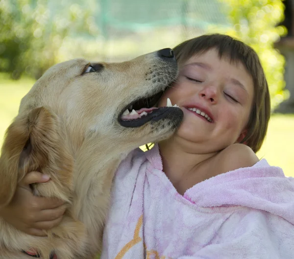 Fille et chien — Photo