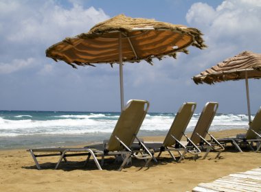 Plaj sandalyeleri ve şemsiye