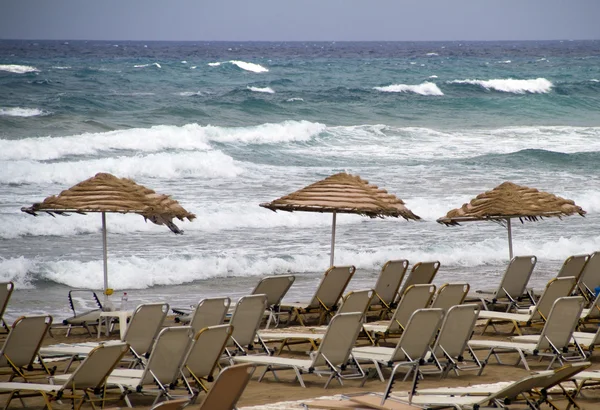 Plaj sandalyeleri ve şemsiye — Stok fotoğraf