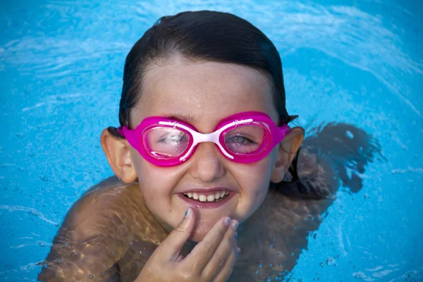 Plaisir dans la piscine — Photo