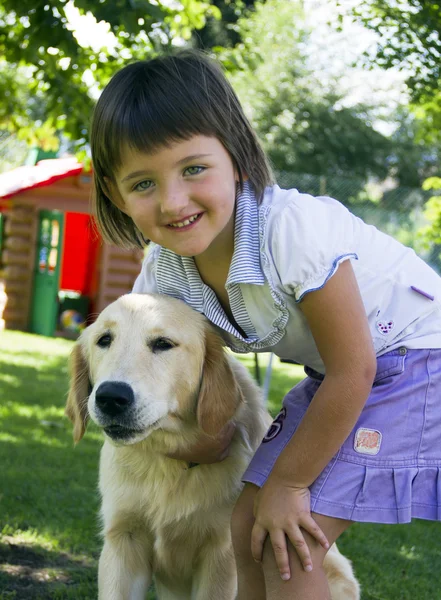 Fille et chien — Photo