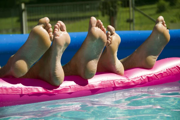 Nohy ve vodě — Stock fotografie