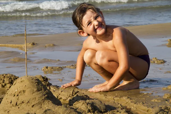 Kid jogar na praia — Fotografia de Stock