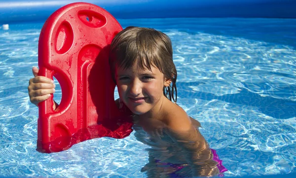 Fille dans la piscine — Photo