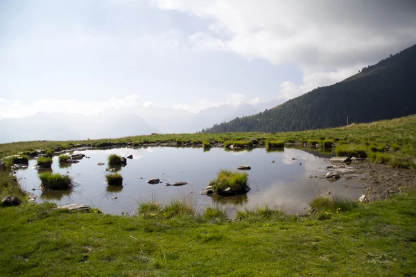 Lago de montaña — Foto de Stock