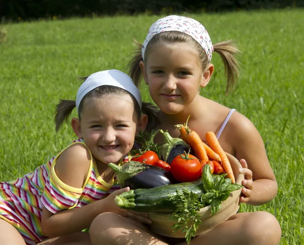 Kinder und Gemüse — Stockfoto