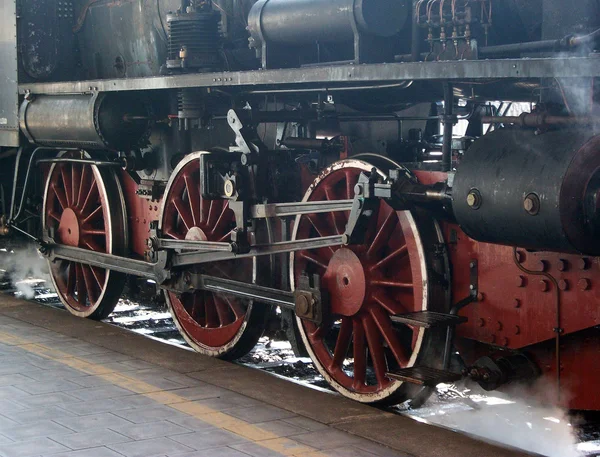 Eski bir buharlı tren tekerleklerin detay — Stok fotoğraf