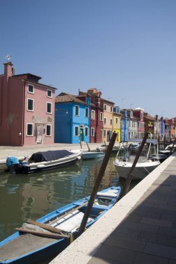 Murano Adası 'ndaki renkli ev