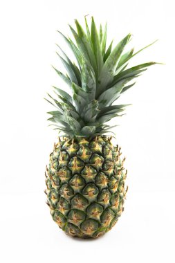 beyaz zemin üzerine taze bütün taze ananas