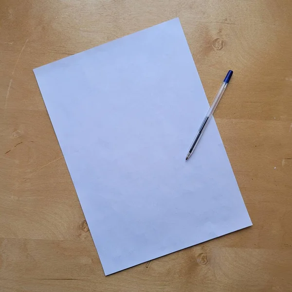 Белый Лист Бумаги Шариковой Ручкой — стоковое фото