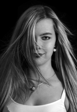 Güzel gülümseyen sarışın kız.