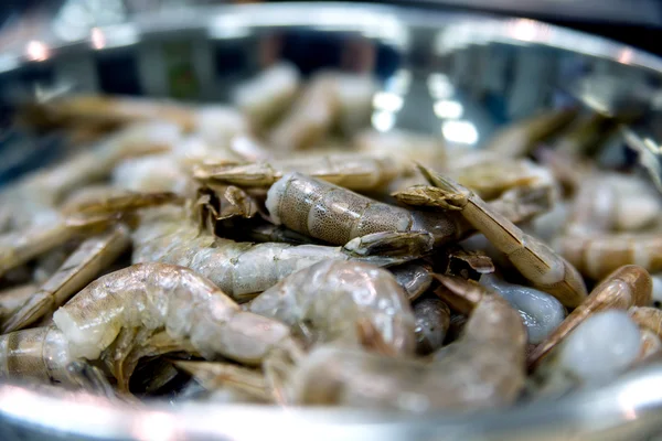 Camarones crudos en el plato de metal, proceso de cocción de la cena, ingredie — Foto de Stock