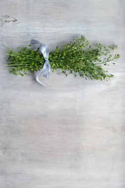 ahşap zemin üzerinde Çince cress demet