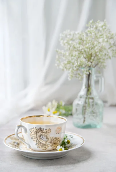 Taza de té de manzanilla, bodegón matutino , —  Fotos de Stock
