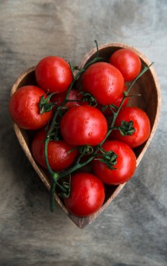 Kalp şekli tabak taze kırmızı lezzetli domates