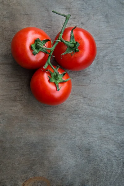 오래 된 나무 탁상 b에 신선한 빨간 맛 있는 체리 토마토 — 스톡 사진