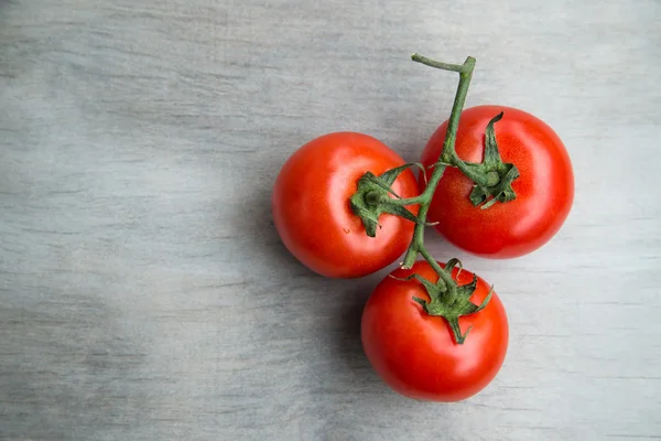 Fresh red delicious cherry tomatoes on an old wooden tabletop b — Stock Image Fresh red delicious cherry tomatoes on an old wooden tabletop b Stock Picture