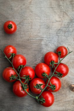 taze kırmızı lezzetli kiraz domates eski bir ahşap masa üstü b