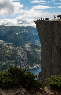 turistlere preikestolen cliff Norveç, lysefjord görünümü