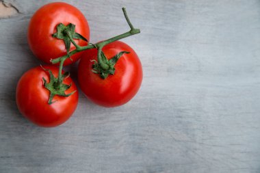 eski bir ahşap masa üzerinde taze kırmızı lezzetli domates 