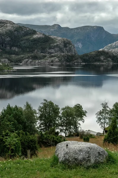 Vista para o lago perto do Prikestolen hytta nas montanhas de — Fotografia de Stock