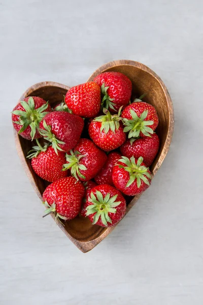 Close-up of fresh strawberries in heart shape plate — Stock Photo, Image