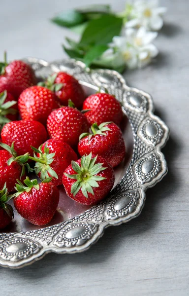 Fresas frescas en forma de corazón plato — Foto de Stock