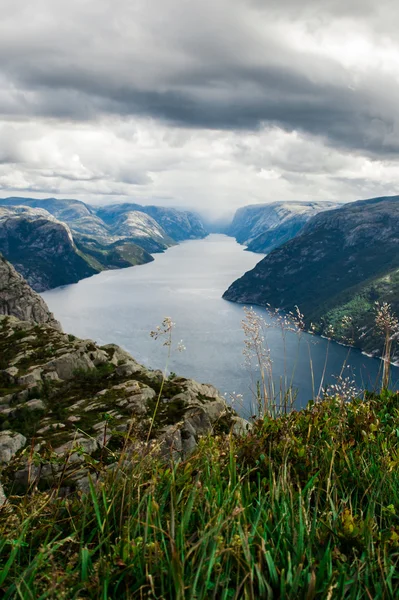 从 preikestolen 悬崖在挪威 lysefjord 视图 图库图片