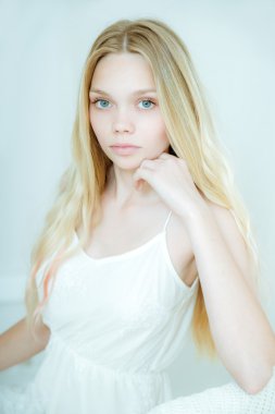 Temiz tenli, güzel genç bir kadın. 