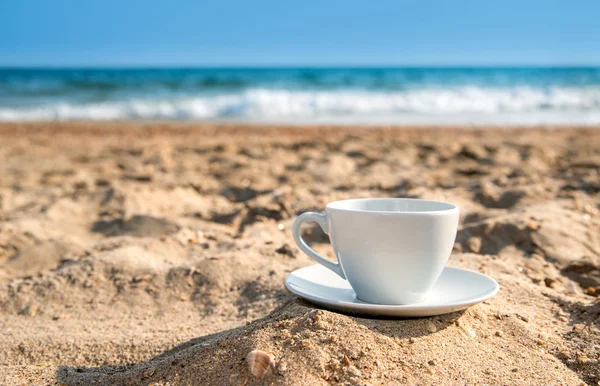 Beyaz fincan çay veya kahve deniz kum plaj ön 