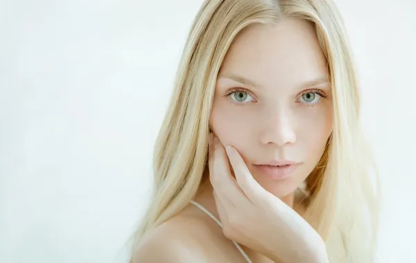 Bella giovane donna con pelle fresca e pulita — Foto Stock