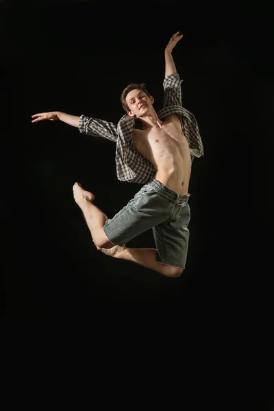 Giovane ballerino dansing su sfondo bianco — Foto Stock