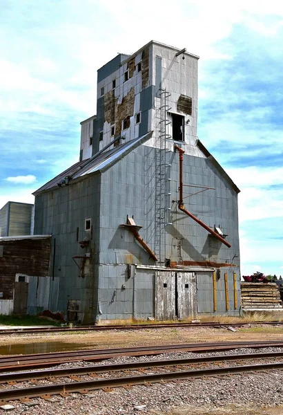 未使用の鉄道線路に隣接する古い放置穀物エレベーターは 昨日の思い出を反映しています — ストック写真
