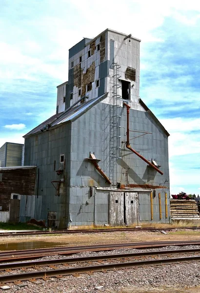 Vieil Élévateur Grain Négligé Adjacent Des Voies Ferrées Inutilisées Reflète — Photo