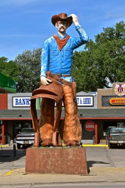 WATERTOWN, GÜNEY DAKOTA, 28 Mayıs 2021: Watertown 'daki dev kovboy heykeli Cowboy County Store' da turizmi teşvik ediyor. 