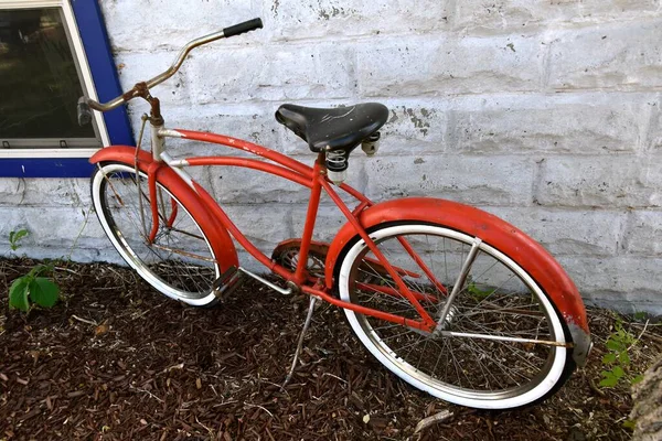 古い赤いペダルの男の子の自転車私はレンガ造りの建物にネットを停めた — ストック写真