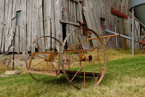 Ein Alter Metallener Radwagen Steht Vor Einer Verwitterten Scheune — Stockfoto