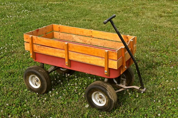 Trälåda Har Lagts Till Ett Barns Leksaksvagn — Stockfoto