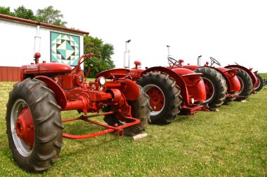 WASECA, MINNESOTA, 12 Haziran 2021: Eski restore edilmiş kırmızı Farmall traktörleri, Amerikan şirketi International Harvester Co IH tarafından üretilen bir markadır.