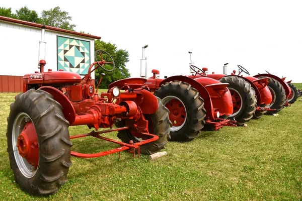 Waseca Minnesota June 2021 Old Restored Red Farmall Tractors Line — 图库照片