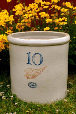 WASECA, MINNESOTA, 12 Haziran 2021: Büyük çömlek Red Wing Pottery of Red Wing, MN tarafından 1961 yılında kurulan bir Alman göçmen.. 
