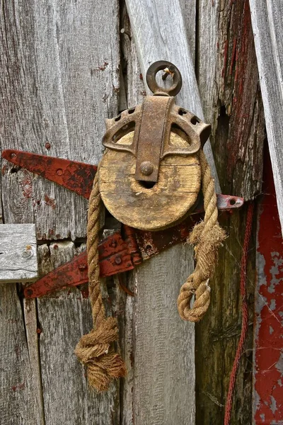 Old Wood Pulley End Frayed Rope Hanging Weathered Barn Door — Stock Photo, Image