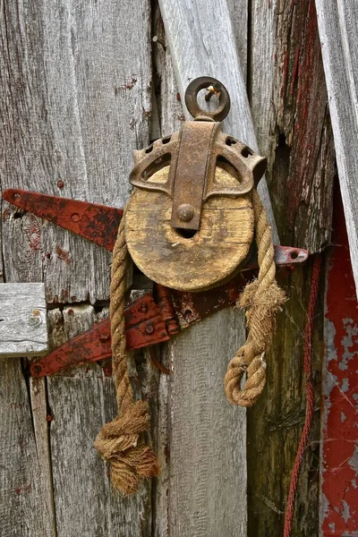 Eine Alte Holzrolle Mit Dem Ende Eines Ausgefransten Seils Das — Stockfoto