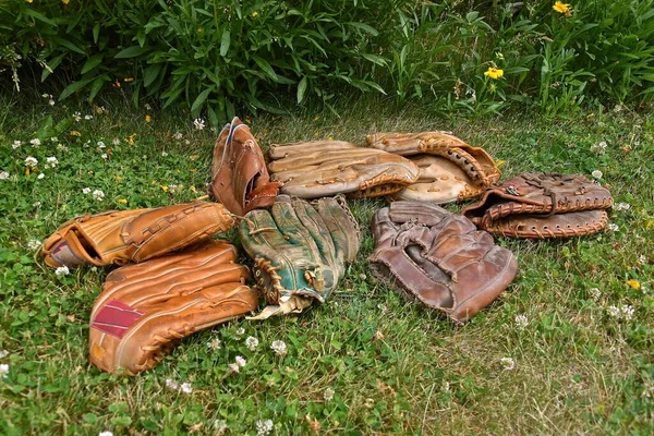 Een Collectie Vintage Honkbalhandschoenen Lag Een Stapel Het Gras — Stockfoto