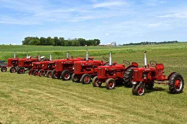 Waseca Minnesota June 2021 Old Restored Red Farmall Tractors Line — 图库照片