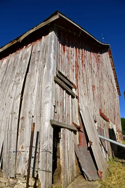 Front Old Dilapidated Weathered Wood Barn Hay Loft — Stock Photo, Image
