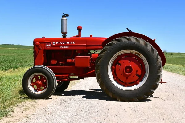 Waseca Minnesota June 2021 Old Restored Red Farmall Parked Road — стокове фото