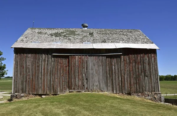 Roof Old Weathered Shed Huge Sliding Doors Resting Stone Foundation — Stock Photo, Image